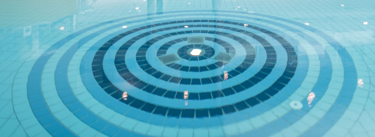 Blick auf das Wasser im Innenbecken der Therme NOVA.