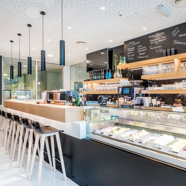 Blick auf die Eisvitrine und die Theke inkl. Hochstühle im NOVA-das Café