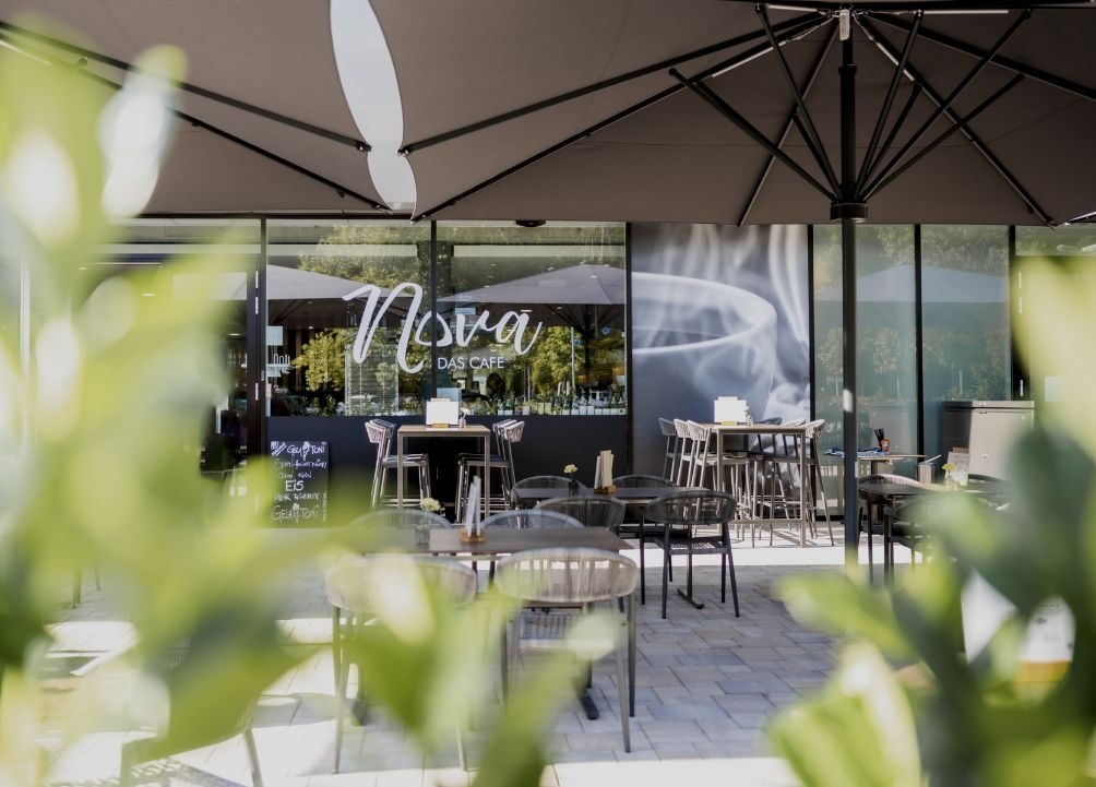 Blick auf den Gastgarten vom NOVA - das Café.