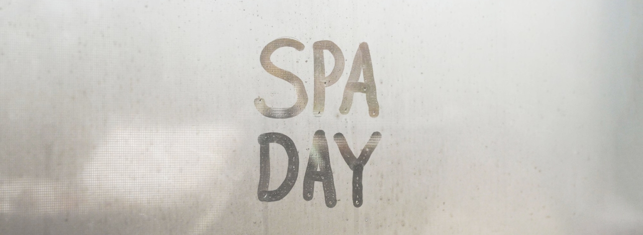 Glaswand mit Dampf belegt auf der Spa Day steht.