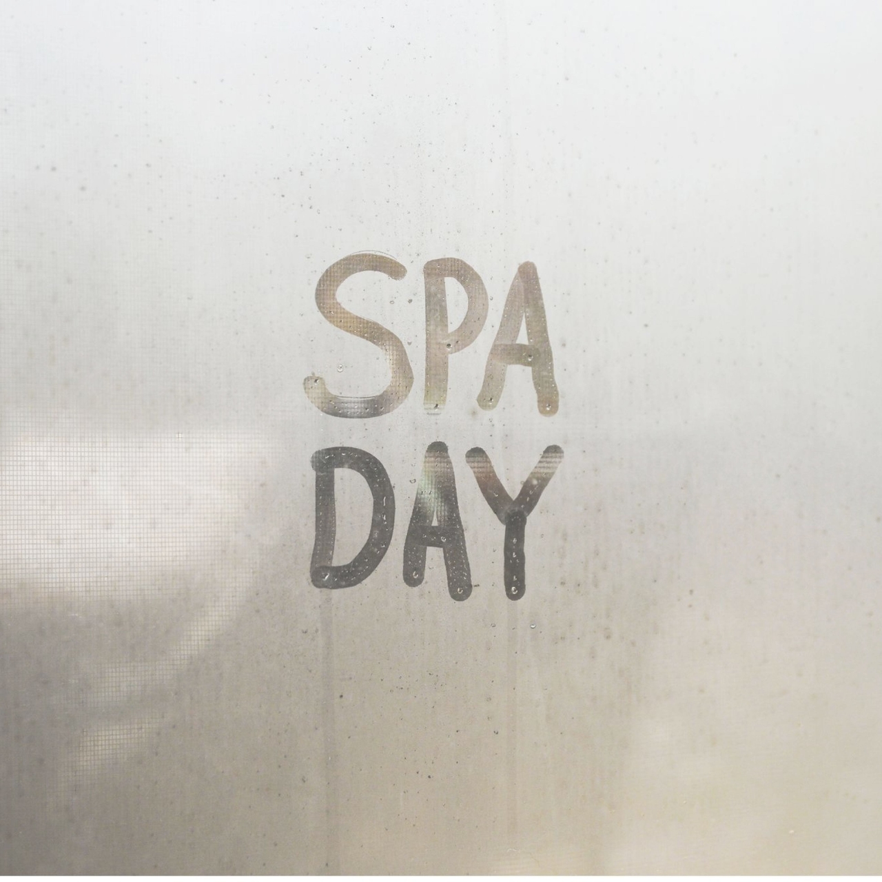 Glaswand mit Dampf belegt auf der Spa Day steht.