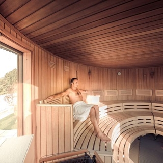Mann allein in der Gmoaalmsauna der Therme NOVA.