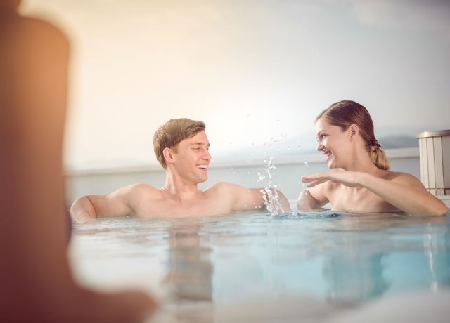 Pärchen unterhält sich im Whirlpool.