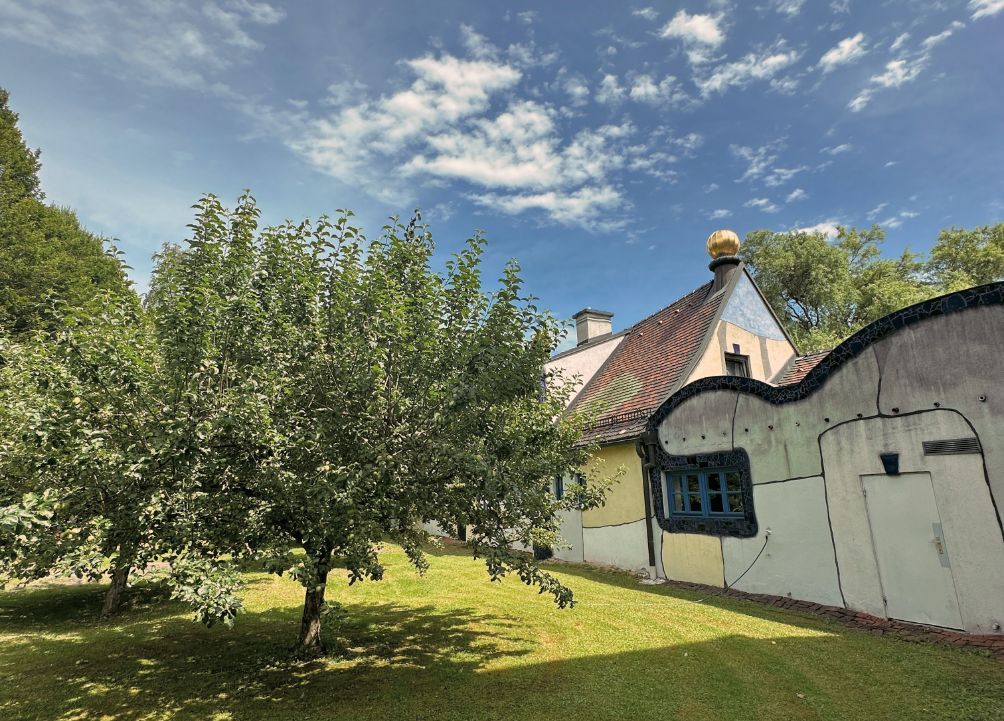 Blick auf den Hofbereich der Hunderwasserkirche St. Barbara in Bärnbach.