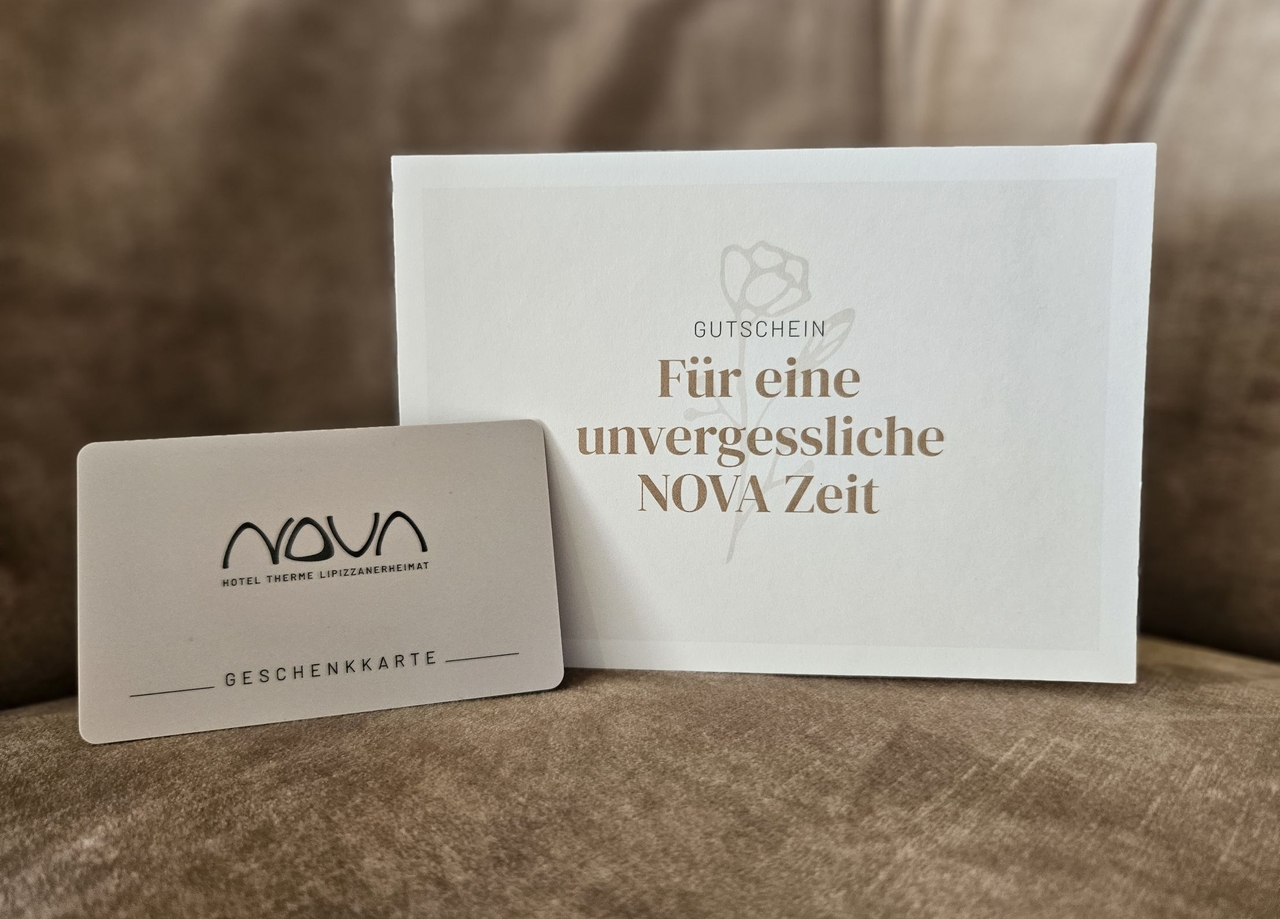 NOVA Geschenkkarte und Gutscheinhülle mit Aufschrift "Für eine unvergessliche NOVA Zeit".