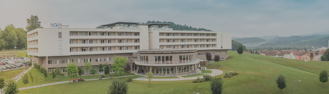 Blick auf das Hotel NOVA. Rund herum die grüne Wiesen.