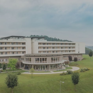 Blick auf das Hotel NOVA. Rund herum die grüne Wiesen.