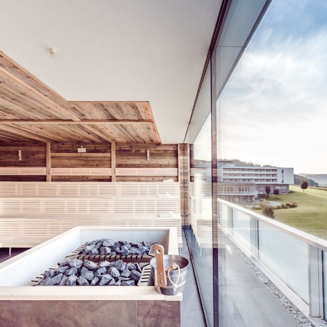 Blick vom Panoramafenster der Stubalmsauna auf das Hotel NOVA