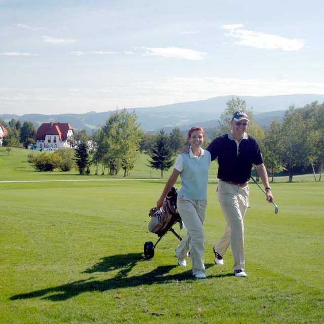 Pärchen beim Golfen.