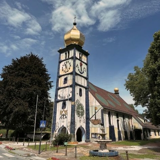 Blick auf die Hunderwasserkirche St. Barbara in Bärnbach.