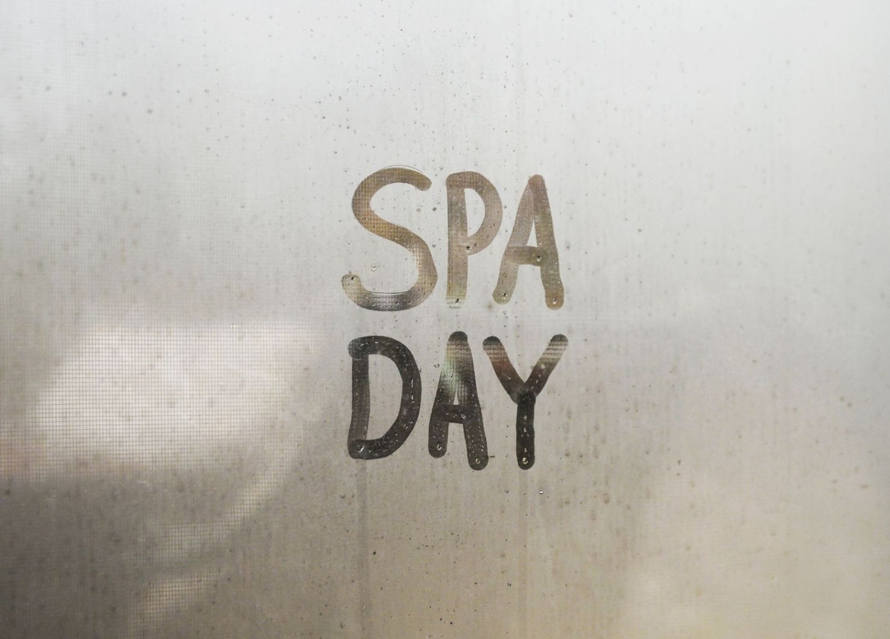 Glaswand mit Dampf belegt auf der Spa Day steht.