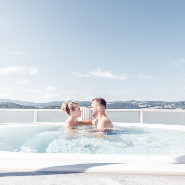 Pärchen im Whirlpool.