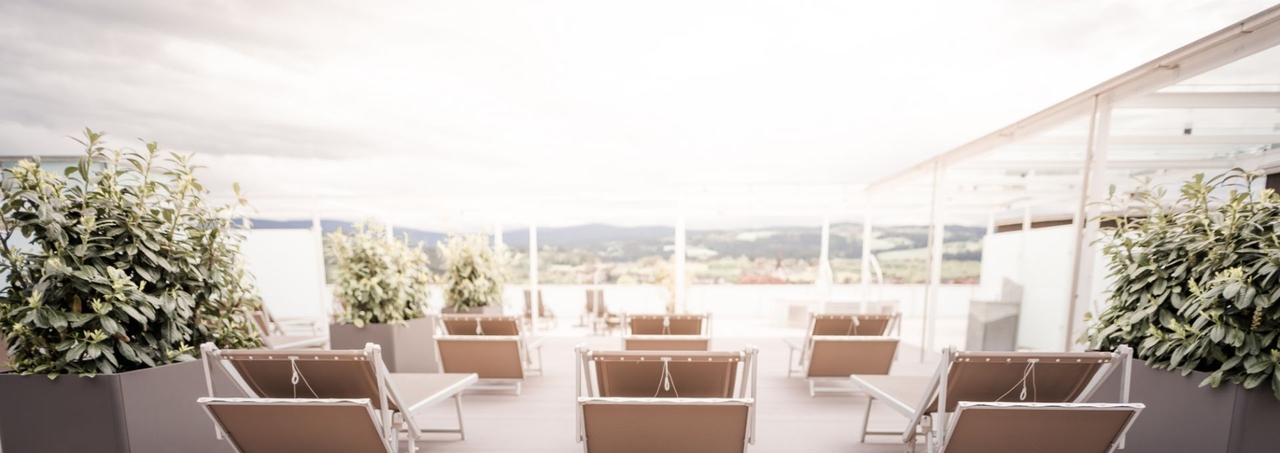 Saunadach der Therme NOVA mit Liegestühlen.