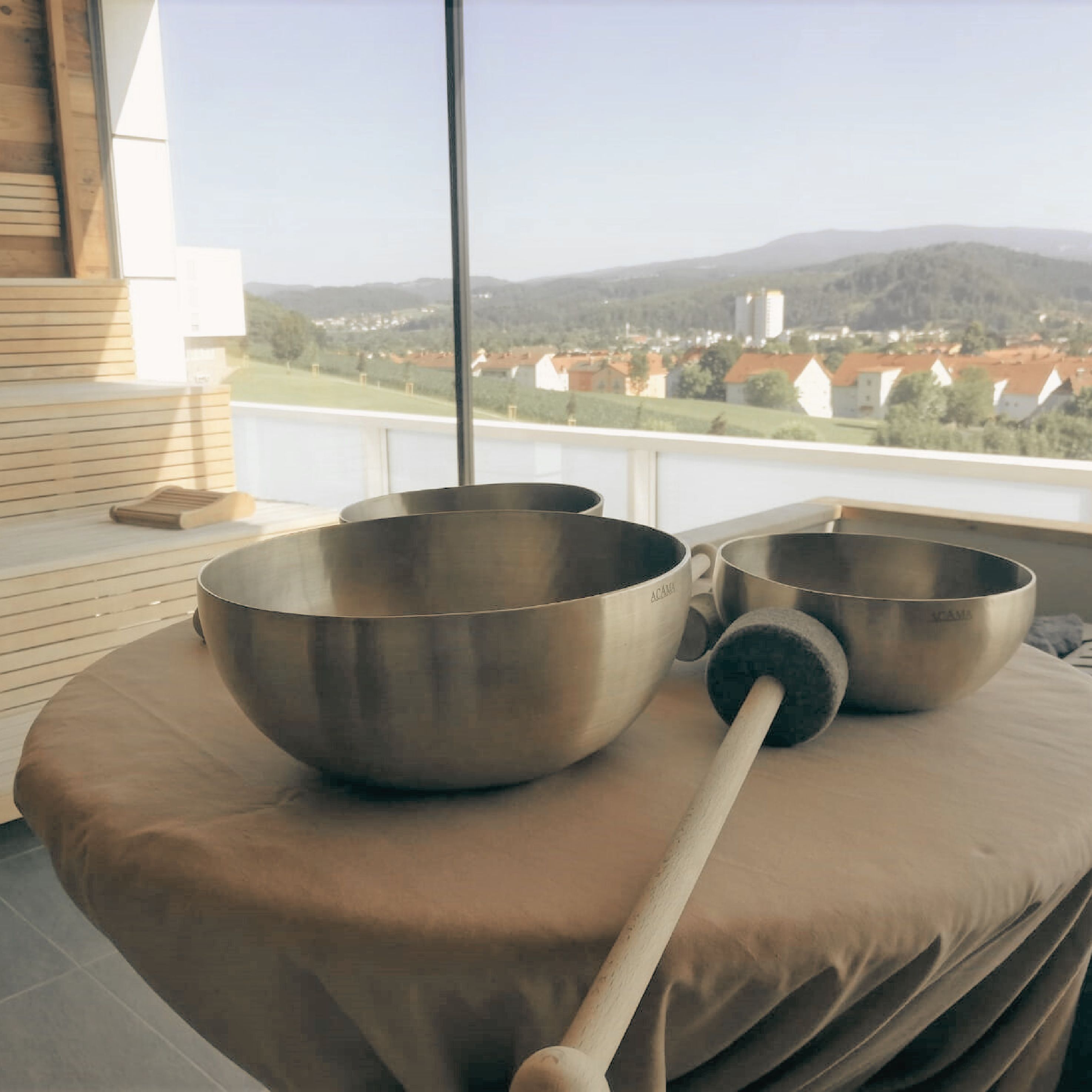Blick auf die Klangschalen in der Stubalmsauna.