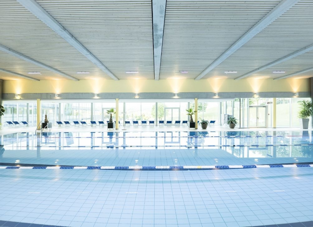 Blick auf die Schwimmbahnen des Sportbeckens der Therme NOVA.