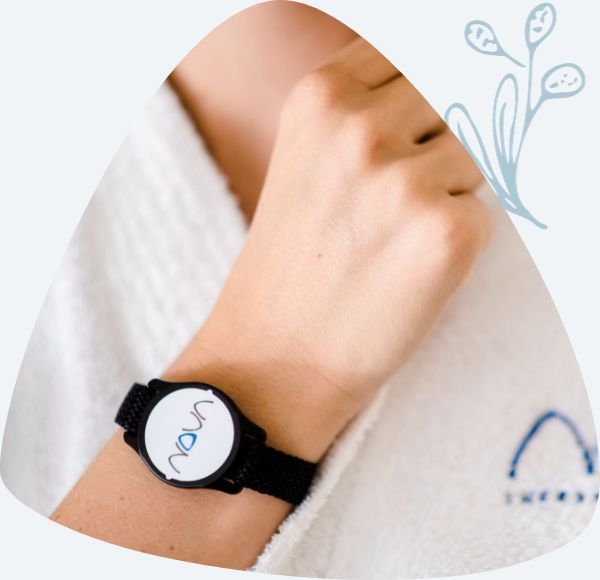 Zu sehen ist eine Hand mit einem schwarzen Therme NOVA Eintrittsband.