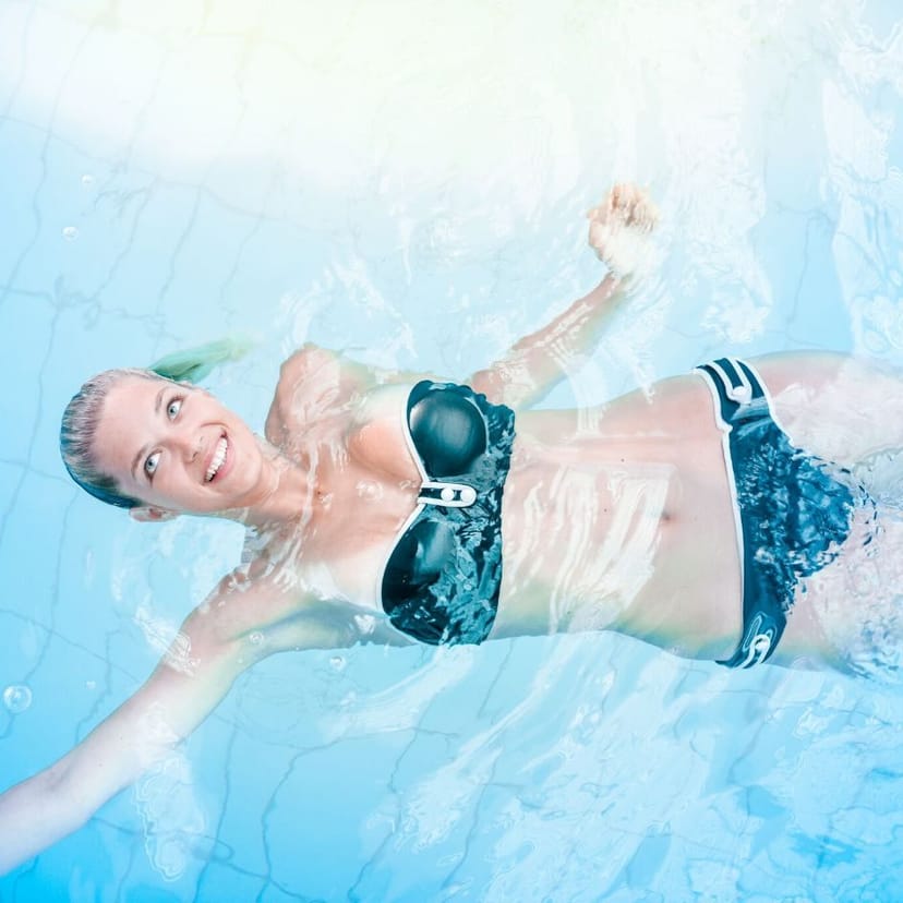 Dame in Bikini beim Rückenschwimmen.