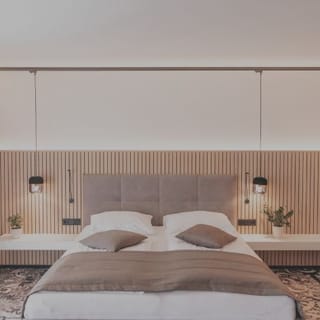 Blick auf das Doppelbett der Junior Suite des Hotels NOVA.