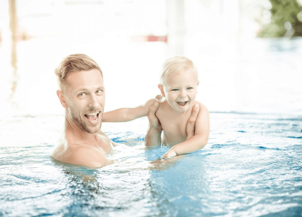 Babyschwimmen mit Papa. 