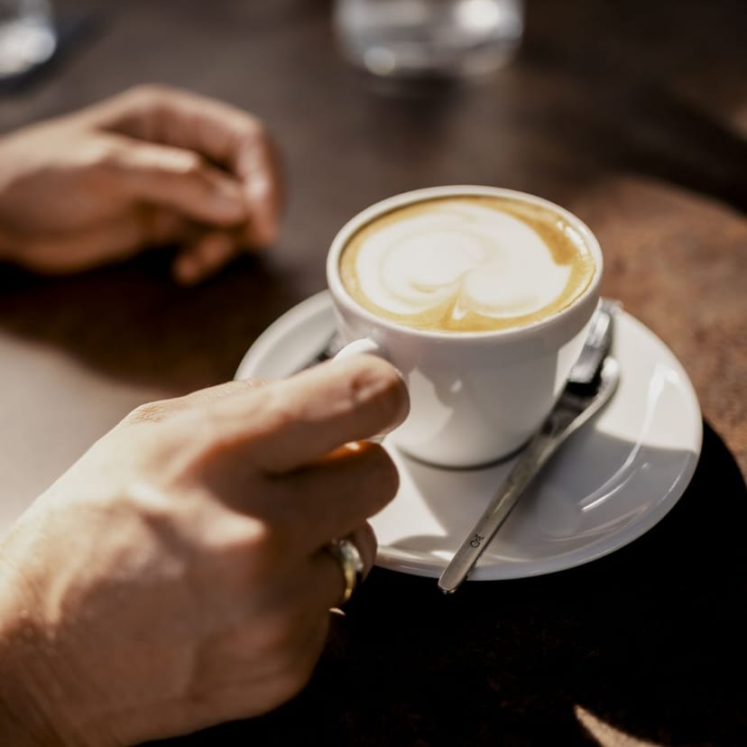 Cappuccino mit Herzmuster.