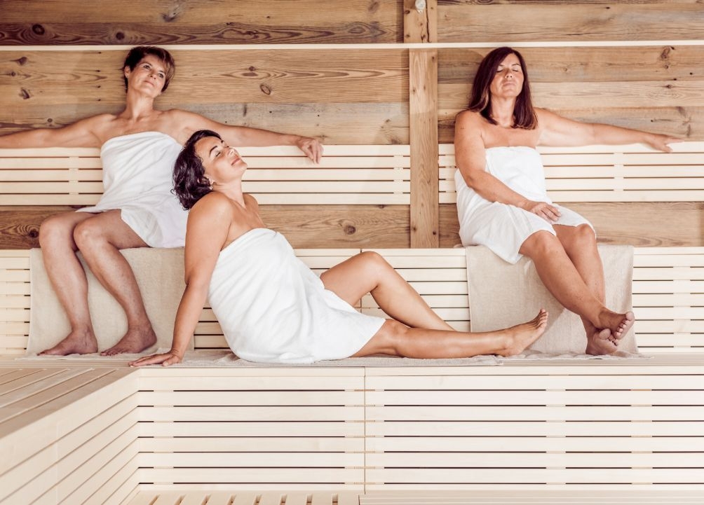 Drei Damen in der Sauna.