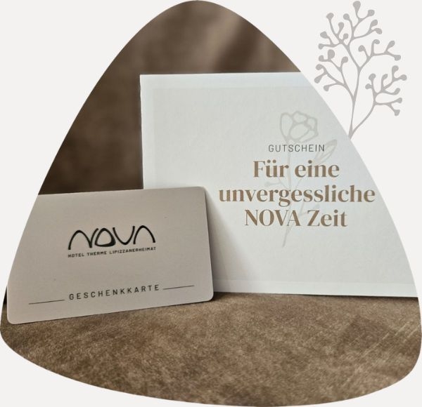Zu sehen ist die NOVA Geschenkkarte und daneben die Hülle mit der Aufschrift "Für eine unvergessliche NOVA Zeit".
