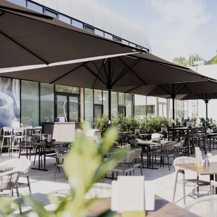 Blick auf den Gastgarten vom NOVA - das Café