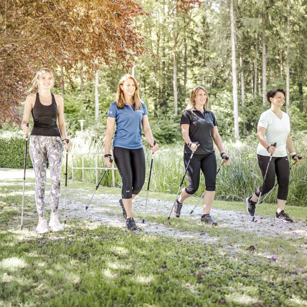 Eine Therapeutin und vier Damen beim Walken im Grünen