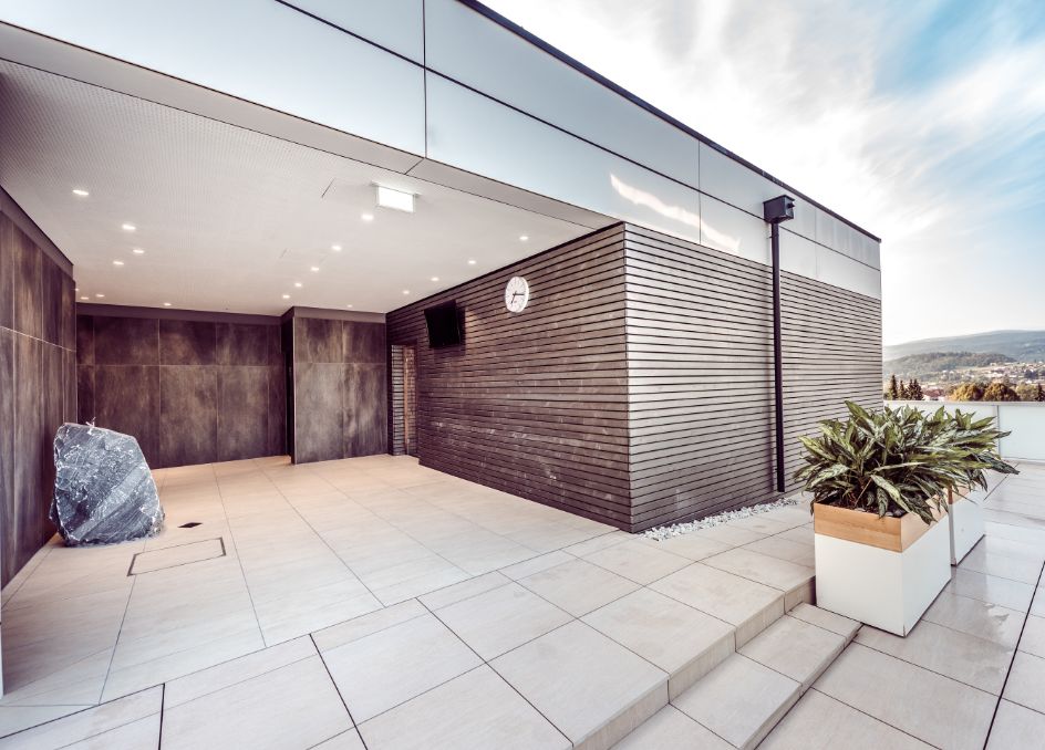 Blick auf den Außenbereich, das Gebäude, der Stubalmsauna.