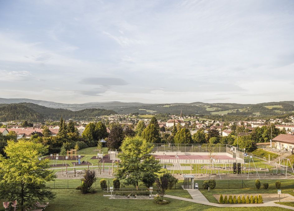 Blick auf die hügelige Landschaft der Lipizzanerheimat. Im Vordergrund der Bewegungspark.