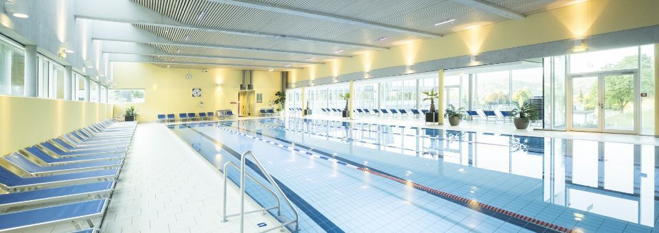 Blick auf die Schwimmbahnen des Sportbeckens der Therme NOVA.